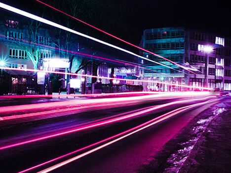Prozesse dargestellt durch Lichtbahnen in einer Straße bei Nacht