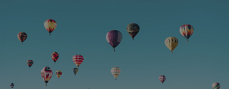 Mehrere Heißluftballons am Himmel